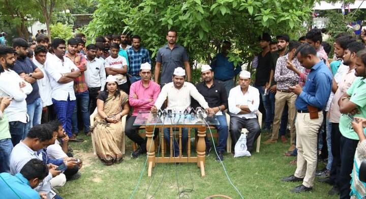 હાર્દિકે ઉપવાસ પર બેસવાને લઈ કહ્યું કે, સરકારે મને પરવાનગી નથી આપી તે મારા માટે નહીં પણ સરકાર માટે શરમજનક વાત છે. હું આવતીકાલે મારા નિવાસસ્થાને ઉપવાસ ઉપર બેસવાનો છુ, આ કોઈ વ્યક્તિગત લડાઈ નથી, આ ખેડૂતો અને અન્યાય સહન કરનાર લોકોની લડાઈ છે. મને મકાન ભાડે આપનાર વ્યક્તિને બોલાવીને પોલીસ દબાણ કરી રહી છે અને બે-બે વખત ભાડા કરાર મંગાવવામાં આવ્યો છે, આમ છતાં મારી લડાઈ ચાલુ રહેશે. 