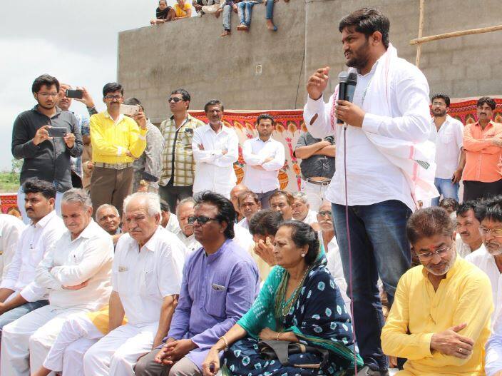 આજથી શરૂ થઈ રહેલા હાર્દિક પટેલના આમરણાંત ઉપવાસમાં રાષ્ટ્રીય કક્ષાના નેતાઓ હાજર રહેશે તેવો દાવો પાસના કન્વિનર હાર્દિક પટેલે કર્યો છે. ઉપવાસ પહેલા મીડિયા સાથે વાતચીત કરતા હાર્દિક પટેલે જણાવ્યું હતું કે 25મી તારીખથી તે પોતાના ઘરે જ ઉપવાસ કરશે. રામોલ કેસમાં ધરપકડ થશે તો તે જેલમાં ઉપવાસ કરશે અને અન્ય લોકો પોતાના ઘરે અને તાલુકા મથકે ઉપવાસ કરશે. સાથે જ હાર્દિકે એવો દાવો કર્યો છે કે તેના ઉપવાસ આંદોલનમાં રાષ્ટ્રીય નેતાઓ પણ જોડાશે.