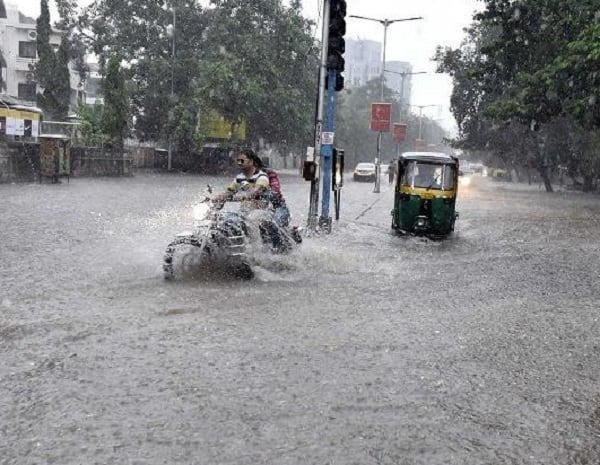 ચાલુ વર્ષે ઓગસ્ટના શરૂઆતના પંદર દિવસમાં વરસાદે હાથતાળી આપતાં લોકોના જીવ અદ્ધર થઈ ગયાં હતાં અને દુષ્કાળની સ્થિતિ સર્જાશે તેવા ભણકારા વાગતા હતા,