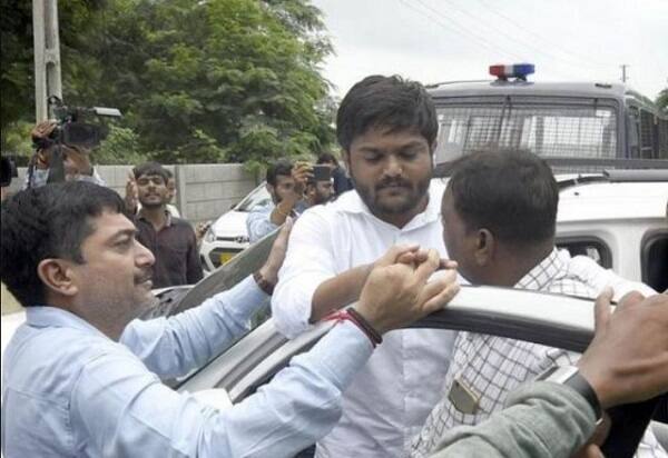 અમદાવાદઃ હાર્દિક પટેલના આજથી શરૂ થઈ રહેલા આમરણાંત ઉપવાસના પગલે ગ્રીનવુડ રિસોર્ટ પોલીસ છાવણીમાં ફેરવી દેવામાં આવ્યું છે. હાર્દિકના ઘરની બહાર પણ પોલીસનો ચુસ્ત બંદોબસ્ત ગોઠવી દેવામાં આવ્યો છે. સમગ્ર ગુજરાતના લોકો અત્યારથી જ હાર્દિકના ઘરે પહોંચવા લાગ્યા છે. સમગ્ર રાજ્યભરમાં સલામતિ અને શાંતિ જળવાય રહે તે માટે તમામ જિલ્લાઓમાં પોલીસ સતર્ક કરી દેવામાં આવી છે. આ સાથે અમુક જિલ્લાઓમાં 144 લાગું કરી દેવામાં આવી છે. જોકે હાર્દિક પટેલના ઉપવાસનું 13 દિવસનું શિડ્યુઅલ જાહેર કરવામાં આવ્યું છે. આ શિડ્યુઅલ સોશિયલ મીડિયામાં વાયરલ થયેલ છે.