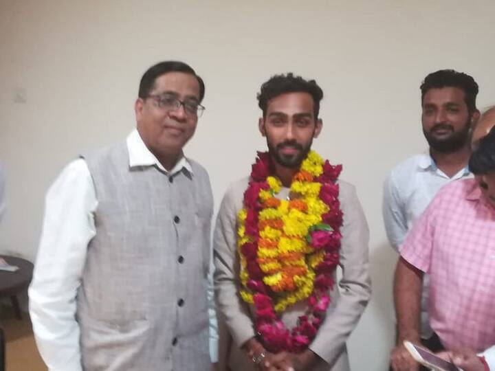 મોડી સાંજે જાહેર થયેલા પરિણામમાં યુ.જી.એસ. તરીકે ચૂંટાઇ આવેલા વ્રજ પટેલ અને વી.પી. તરીકે ચૂંટાઇ આવેલ સલોની મિશ્રાના તેમના સમર્થકો દ્વારા કેમ્પસમાં ભવ્ય વિજય સરઘસ કાઢવામાં આવ્યા હતા.એબીવીપીના ઉમેદવારને 1222 વોટ મળ્યાં હતા, જ્યારે નોટાને 1307 સ્ટુડન્ટ્સે વોટ આપ્યો હતો. એનએસયુઆઈના વ્રજ પટેલની 650 મતથી જીત થઈ હતી. વાઇસ પ્રેસિડેન્ટ પોસ્ટ માટે એબીવીપી ઉમેદવાર અનિષા મિશ્રાને 1285 જ્યારે નોટાને 1303 વોટ મળ્યા હતા.