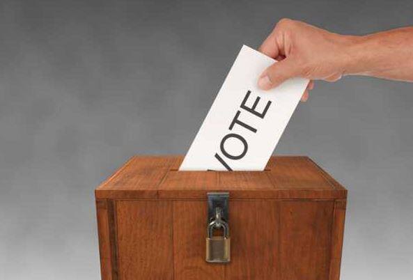 વિદ્યાર્થી સંઘની યોજાયેલી ચૂંટણીમાં યુનિવર્સિટી જી.એસ. અને વી.પી. માટે એન.એસ.યુ.આઇ., એ.બી.વી.પી. અને વી.વી.એસ.- જય હો ગૃપના ગંઠબંધન વચ્ચે જંગ ખેલાયો હતો. આ જંગમાં એન.એસ.યુ.આઇ.ના જી.એસ.ના ઉમેદવાર વ્રજ પટેલ અને વી.વી.એસ.-જય હો ગૃપ ગઠબંધનના વી.પી.ના ઉમેદવાર સલોની મિશ્રાનો ભવ્ય વિજય થયો હતો. જ્યારે એ.બી.વી.પી.ના જી.એસ.ના ઉમેદવાર રાહુલ ઝીંઝાલા અને વી.પી.ના ઉમેદવાર અનિષા મિશ્રાનો કારમો પરાજય થયો હતો. આ ઉપરાંત વી.વી.એસ.-જય હો ગંઢબંધનના જી.એસ.ના ઉમેદવાર હર્ષલ ચૌધરી અને એન.એસ.યુ.આઇ.ના વી.પી.ના ઉમેદવાર ઝીલ બ્રહ્મભટ્ટને પણ પરાજયનો સામનો કરવો પડ્યો હતો.