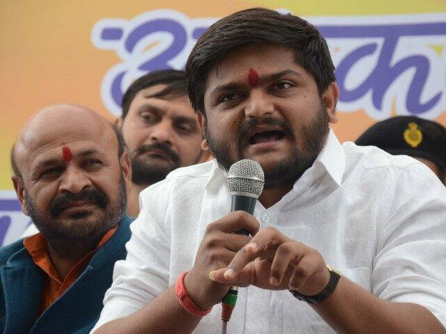 હાર્દિક પટેલે 19ઓગસ્ટના રોજ એક દિવસના પ્રતીક ઉપવાસની જાહેરાત કરી હતી પણ ઉપવાસ કરે તે પહેલાં તેની અટક કરી લેવાઇ હતી. આજના ઉપવાસ માટે પણ પોલીસની મંજૂરી મળી શકી નથી જેથી આજે પણ ઉપવાસ પહેલાં એટલે કે બપોરે બે વાગ્યે તેની અટકાયત કરવામાં આવે તેવી શક્યતા છે.