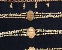 સુરતઃ મોદી-રૂપાણીના ફોટા વાળી સોનાની રાખડીની કિંમત જાણીને લાગી જશે આંચકો, જાણો વિગત