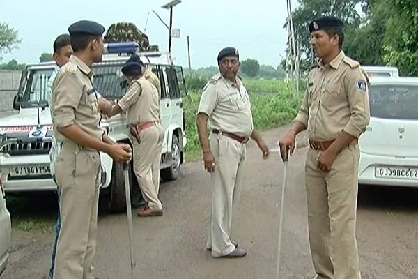 અમદાવાદ રિંગ રોડ પરના ગ્રીનવૂડ રિસોર્ટમાં હાર્દિકના નિવાસે જતાં પાટીદાર સમર્થકોને પોલીસ ગેટ બહાર ડોક્યુમેન્ટની ચકાસણી કર્યા બાદ તેમનું નામ નોંધીને અંદર પ્રવેશ આપી રહી છે. પોલીસની આ કાર્યવાહીથી પાસ નારાજ હોવાનું જાણવા મળી રહ્યું છે.