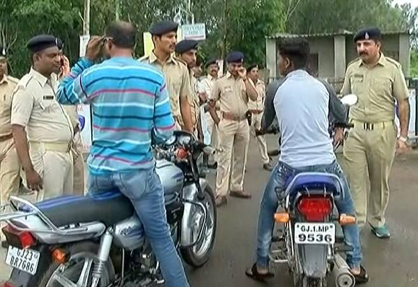 એટલું જ નહીં, અહીં આવતા તમામ વાહનોનું સઘન ચેકિંગ હાથ ધરવામાં આવી રહ્યું છે. આમ હાર્દિકનું ઘર પોલીસ છાવણીમાં ફેરવી દેવામાં આવ્યું છે. આ સિવાય પાટીદાર ગઢ ગણાતા પૂર્વના વિસ્તારો અને બાપુનગર, ઓઢવ, નિકોલ સહિત અનેક વિસ્તારોમાં પોલીસનો મોટો ખડકી દેવામાં આવ્યો છે.