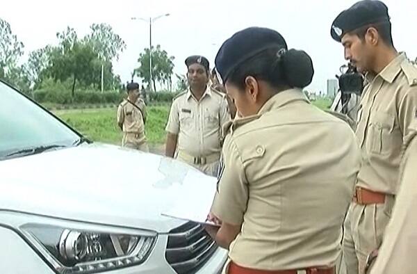 હાર્દિક પટેલના ઉપવાસને પગલે પોલીસ કાફલો ખડકી દેવાયો છે. અમદાવાદના પૂર્વ વિસ્તારમાં સ્થાનિક પોલીસ સાથે SRPની ત્રણ ટુકડી ખડે પગે કરી દેવાઈ છે. આ સાથે 3 DCP, 8 ACP, 35 PI, 200 PSI અને 3000 પોલીસ જવાનો સુરક્ષા માટે તહેનાત કરી દેવમાં આવ્યા છે.