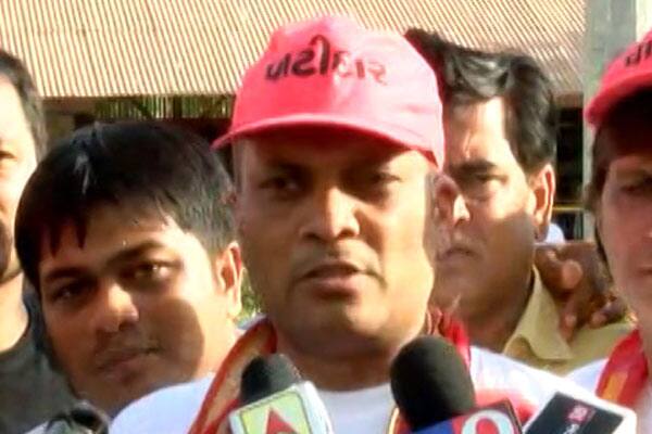 હાલ, હાર્દિક પટેલે 100 જેટલા સમર્થકો સાથે વૈષ્ણોદેવી પાસે આવેલા ગ્રીનવૂડમાં આમરણાંત ઉપવાસ શરૂ કર્યા છે. આંદોલન શરૂ કરતાં પહેલા હાર્દિક પટેલે પ્રેસ કોન્ફરન્સ સંબોધી હતી અને 16 હજાર પાસના કાર્યકરોની અટકાયત કરી હોવાનો દાવો કર્યો હતો. બીજી તરફ પોલીસે 158 લોકોની અટકાયત કર્યાનું જણાવ્યું હતું.