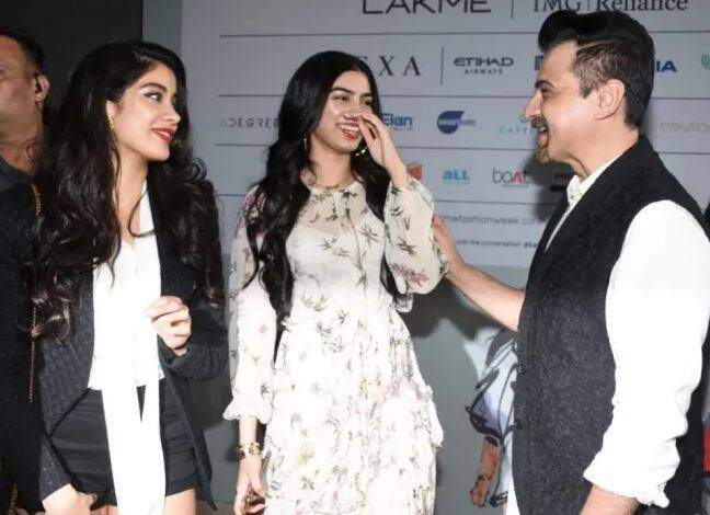 જ્હાનવી કપૂરની સાથે સંજય કપૂર પણ લેક્મે ફેશન વીકમાં જોવા મળ્યા હતા.