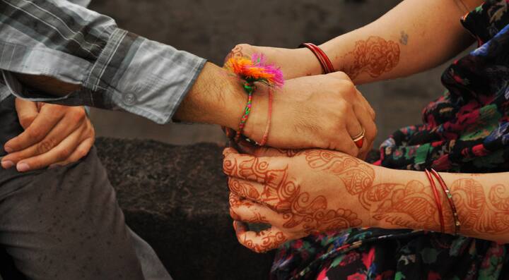 આજના દિવસે સ્વામિનારાયણ ગુરુકળ SGVP દ્વારા સંસ્કૃત મહાવિદ્યાલયમાં આજે 400 ઋષિકુમારો વૈદિક વિધિ સાથે નૂતન યજ્ઞોપવીત ધારણ કરશે. તે પહેલા શરીરની શુદ્ધિ માટે પંચગવ્ય ગોમય, ગૌમુત્ર, દૂધ, દહીંથી સ્નાન કરી દેહ શુદ્ધિ કરી, ગાયત્રીમંત્ર તથા સૂર્યનારાયણના મંત્રને સિદ્ધ કરી, પોતાના સ્કંધ ઉપર નૂતન યજ્ઞોપવીત ધારણ કરશે.