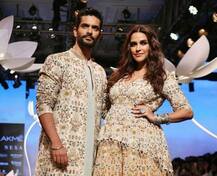 બેબી બમ્પ સાથે આ હોટ એક્ટ્રેસે કર્યુ રૅમ્પ વૉક, કહ્યું- આવનારા બાળકે પણ ડેબ્યૂ કર્યું...