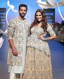 બેબી બમ્પ સાથે આ હોટ એક્ટ્રેસે કર્યુ રૅમ્પ વૉક, કહ્યું- આવનારા બાળકે પણ ડેબ્યૂ કર્યું...