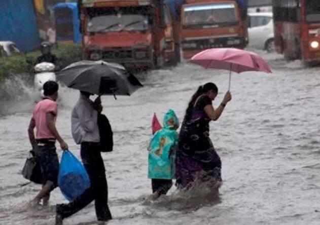  નવસારી જિલ્લામાં મેઘરાજાએ પધરામણી કરી છે. એક દિવસના વિરામ બાદ સવારથી અનેક વિસ્તારમાં વરસાદી ઝાપટા પડવાથી વાતાવરણમાં ઠંડક પ્રસરી છે. બનાસકાંઠામાં ધીમીધારે વરસાદ પડી રહ્યો છે. ડીસામાં વહેલી સવારથી હળવો વરસાદ શરૂ થતા ખેડૂતોમાં ખુશીનો માહોલ છે. 