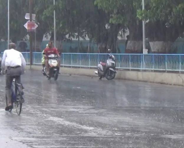  પંચમહાલના ગોધરામાં ધીમીધારે વરસાદ પડી રહ્યો છે. વાદળછાયા વાતાવરણ વચ્ચે વહેલી સવારથી ગોધરામાં વરસાદ પડી રહ્યો છે. 