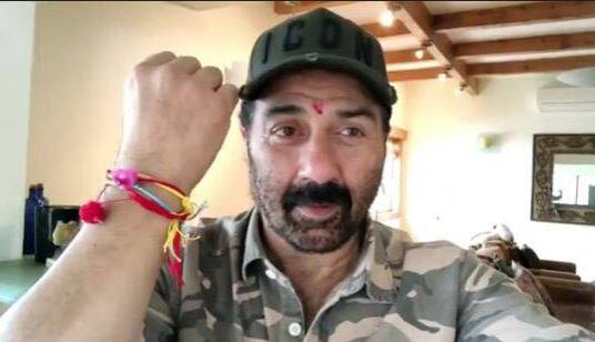  બોલીવૂડ અભિનેતા સની દેઓલે પણ રક્ષાબંધનની ઉજવણી કરી હતી. 