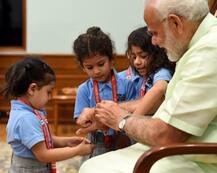 નાના બાળકોએ PM મોદીને બાંધી રાખડી, વડાપ્રધાને આપ્યા આશીર્વાદ, જુઓ તસવીરો