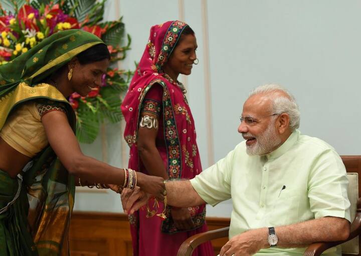આ દરમિયાન દિલ્હીમાં કેટલીક મહિલાઓએ પણ વડાપ્રધાનને રાખડી બાંધી હતી.