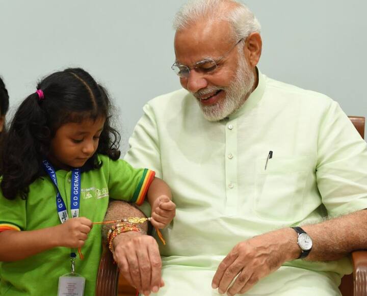 નવી દિલ્હીઃ આજે સમગ્ર દેશમાં રક્ષાબંધનનો તહેવાર ધામધૂમથી મનાવવામાં આવી રહ્યો છે. આ દિવસે બહેનો તેના ભાઈને રાખડી બાંધે છે. આ અવસર પર વડાપ્રધાન મોદીની કેટલીક તસવીરો સામે આવી છે. જેમાં તેઓ રાખડી બંધાવતા નજરે પડી રહ્યા છે.