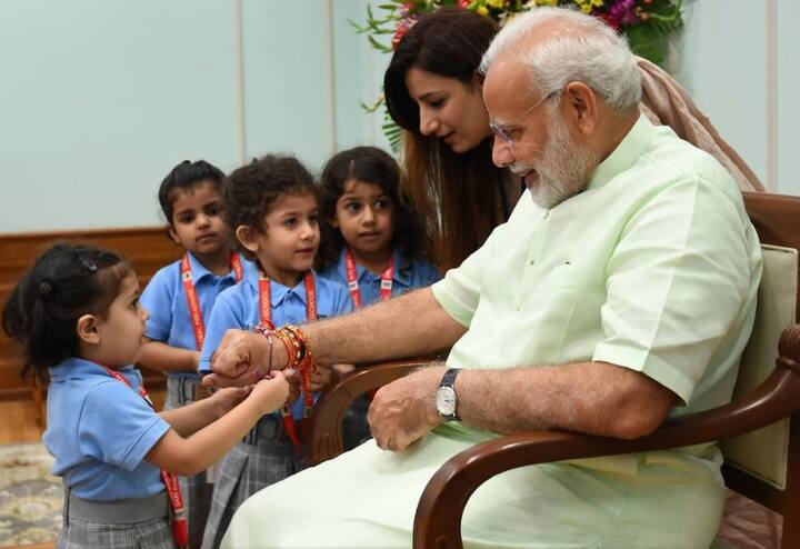 પીએમ મોદીના કાંડા પર નાના બાળકોએ રાખડી બાંધી હતી. પીએમને રાખડી બાંધવા સ્કૂલની બાળકીઓ પણ આવી હતી.