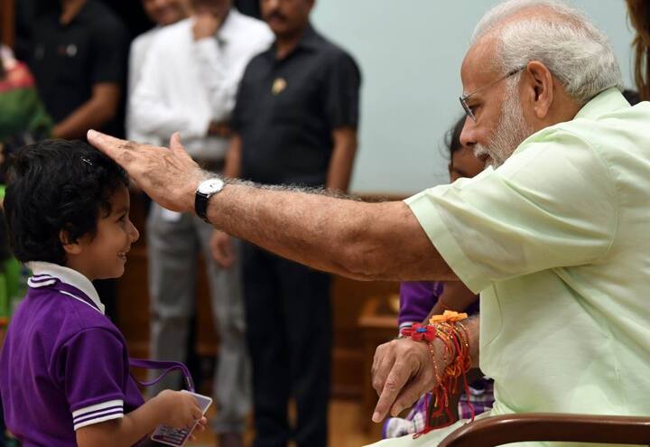 પીએમ મોદીએ બાળકોને આશીર્વાદ પણ આપ્યા હતા.