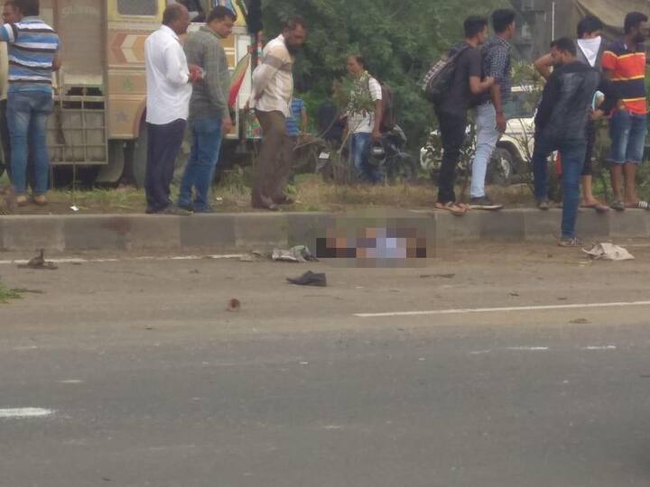  ઘટનાની જાણ થતા આસપાસથી લોકો દોડી આવ્યા હતા. જ્યારે પોલીસ પણ ઘટના સ્થળે દોડી આવી હતી. મૃતકોની ઓળખની દિશામાં તપાસ હાથ ધરી છે. 