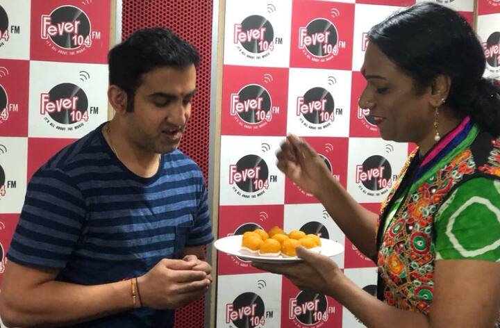 ગંભીરે સોશિયલ મીડિયા પર ફોટો શેર કર્યો છે. જેમાં તેની સાથે અબીના અને સિમરન પણ હાજર છે. ગંભીરે ફોટો શેર કરવાની સાથે એક હૃદયસ્પર્શી કેપ્શન પણ લખ્યું છે કે, તેનો પુરુષ કે મહિલા હોવાથી મતલબ નથી. અહીંયા માનવતાનું મહત્વ છે. ટ્રાન્સજેન્ડર સબ્રા આહેર અને સિમરન શેખની રાખડીનો પ્રેમ મારા હાથમાં છે. જેનો મને ગર્વે છે. મેં તો તેમને સ્વીકારી લીધા છે પણ તમે ? 