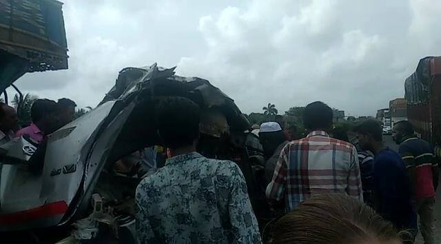 આ અકસ્માતને નજરે જોનારા સાક્ષીના જણાવ્યા પ્રમાણે, ફસાયેલાઓને બહાર કેવી રીતે કાઢવા એ જ સૂઝતું નહોતું કેમ કે બધા મૃતકો કાર સાથે જ લોચો વળી ગયા હતા. ત્રણ જેટલા યુવાનો લોહીથી લથપથ રસ્તા પર પડયા હતા અને ગાડીમાં અંદર તો જોઇ શકાય નહી એવી યુવાનોની હાલત હતી.