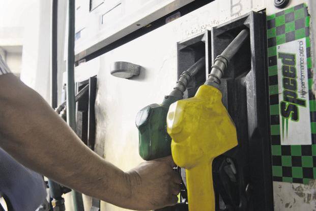 સરકાર કહે છે કે, પેટ્રૉલ અને ડિઝલની કિંમતો અમે નક્કી નથી કરતાંસ માર્કેટ નક્કી કરે છે. પણ જ્યારે સરકાર આ દલીલ કરે છે ત્યારે એ નથી કહેતી કે પેટ્રૉલ અને ડિઝલ પર અમે કેટલી કમાણી કરી રહ્યાં છીએ. બન્ને ઉપર સરકાર ટેક્સથી અઢળક આવક કમાઇ લે છે.