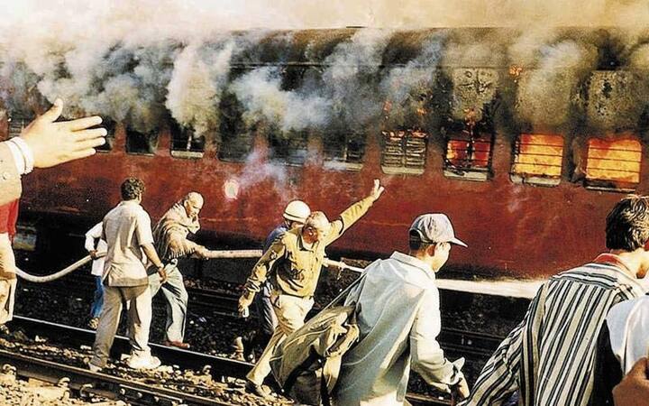 આ વધુ પાંચ આરોપીઓ સામે સુનાવણી કરતાં SITની ખાસ કોર્ટમાં જજે સાબરમતી જેલમાં જ ચૂકાદો આપ્યો હતો, જેમાં બે આરોપીઓને કેસમાં દોષિત અને અન્ય ત્રણને નિર્દોષ ઠેરવ્યા હતા. આ પાંચેય આરોપી વર્ષ 2002થી ફરાર હતા અને 2015-16માં આ પાંચેય આરોપીઓની ધરપકડ કરાઈ હતી. બાદમાં પાંચેય સામે SITની ખાસ કોર્ટમાં કેસ ચાલી રહ્યાં હતો.