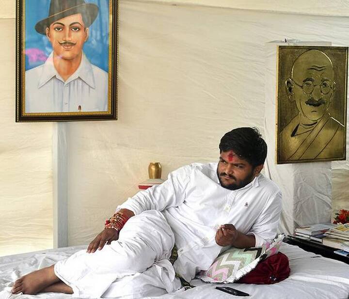 હાર્દિકે હુંકાર કર્યો કે, ચોવીસ કલાક પોલીસ હટાવો તો ખબર પડે કે ગ્રીનવુડ રીસોર્ટમાં કેટલા લોકો આવી શકે છે. પોતાના સમર્થનમાં મધ્યપ્રદેશથી 300 ગાડી નીકળી હોવાનો હાર્દીકે દાવો કર્યો હતો. તેણે કહ્યું કે, આ ગાડીઓને પણ અટકાવામાં આવશે એ નક્કી છે.