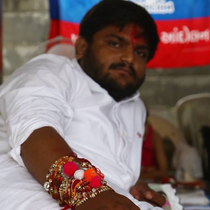 હાર્દિકે ઉમેર્યું કે, જે લોકોને આ સહન કરવાની આદત હોય એ કરે પણ ઉપવાસ આંદોલન મજબૂતાઇથી આગળ વધશે. અત્યારે અમે ૩૦૦ લોકો મજબૂતાઇથી લડી રહ્યા છીએ અને અત્યારે ના આવો તો કંઈ નહીં પણ જ્યારે પોલીસ હટે ત્યારે આવી શકો છો.