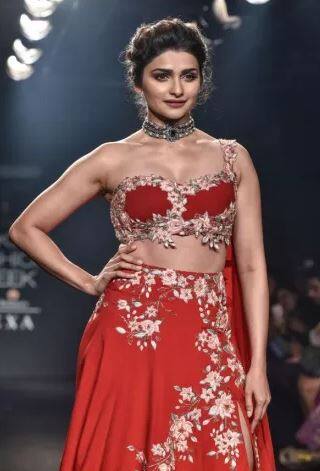 લેકમે ફેશન વીકની 38મી એડિશનનું આયોજન મુંબઈમાં થઈ રહ્યું છે. જેમાં અનેક હસ્તીઓ પહેલાં જ રેમ્પ વોક કરી ચુકી છે.