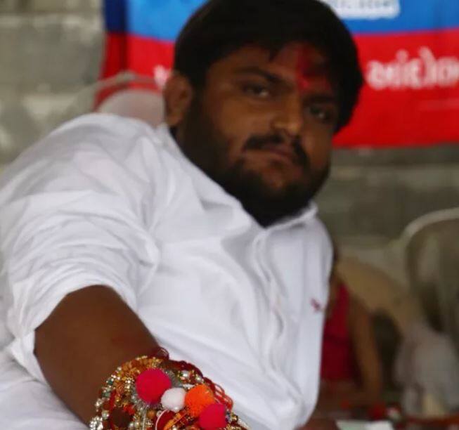  કૉંગ્રેસના ધારાસભ્યોના પ્રતિનિધિ મંડળે માનવ અધિકાર આયોગમાં રજૂઆત કરી હતી કે હાર્દિકના સમર્થકોને તેને મળતા રોકવામાં આવે છે. સાથે જ તમામ સમાજના લોકો હાર્દિક પટેલને મળવા પહોંચે છે તેમને અટકાવવામાં આવે છે. ગઈકાલે રક્ષાબંધન હોવા છતાં બહેનોને રાખડી બાંધવામાં પણ અટકાવવામાં આવી હતી. આ સાથે જ જીવનજરૂરીયાત વસ્તુઓને પણ અટકાવવામાં આવતી હોવાનો કૉંગ્રેસના ધારાસભ્યોના પ્રતિનિધિ મંડળને આરોપ લગાવ્યો છે. 