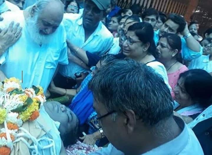 અહેવાલ મુજબ કવિ કુમાર આઝાદના નિધન બાદ નિર્માતા ડો. હાથીના પાત્ર માટે ઓડિશન લઈ રહ્યા છે, પરંતુ હજુ સુધી કોઈ એક્ટરની પસંદગી કરવામાં આવી નથી. નિર્માતા નવા ડો. હાથીનું કોમિક ટાઇમિંગ આઝાદ સાથે મેળ ખાતું હોય તેવા એક્ટરની શોધમાં છે. પરંતુ આટલા દિવસો વીતવા છતાં સફળતા મળી શકી નથી.