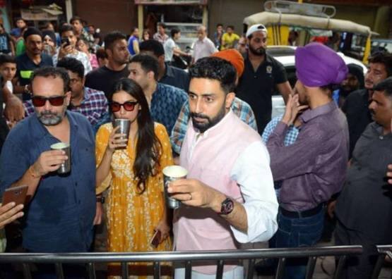 ગુરુદ્વારામાં માથું ટેકવ્યા બાદ અભિષેક બચ્ચન, આનંદ એલ રાય અને ફિલ્મ મનમર્જિયાના રાઇટર કનિકા ઢિલ્લો સાથે અમૃતસરના સ્ટ્રીટ ફૂડનો આનંદ લીધો હતો.