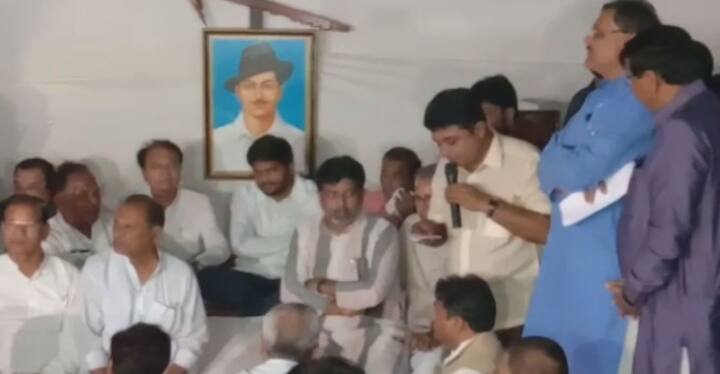  અમદાવાદ: પાટીદારોને અનામત અને ખેડૂતોના દેવા માફી મુદ્દે છેલ્લા ત્રણ દિવસથી આમરણાંત ઉપવાસ પર બેઠેલા પાટીદાર નેતા હાર્દિક પટેલનો કૉંગ્રેસના ધારાસભ્યોનો સાથ મળ્યો છે. હાર્દિક પટેલના ઉપવાસને સમર્થન આપવા કૉંગ્રેસના 28 ધારાસભ્યો હાર્દિકના નિવાસ સ્થાન ગ્રીનવૂડ રિસોર્ટ પહોંચ્યા હતા. 