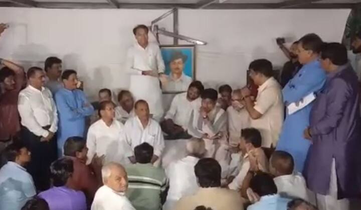  કોંગ્રેસે આ આંદોલનને સંપૂર્ણ ટેકો આપ્યો છે. આ પહેલા કોંગ્રેસના ધારાસભ્યોએ રાજ્યપાલ અને માનવ અધિકાર પંચની મુલાકાત કરી હતી. ત્યારબાદ તેમણે હાર્દિક સાથે મુલાકાત કરી છે. 