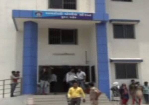 બીજી તરફ તેણીની સાથે પ્રેમસંબંધ ધરાવતો પ્રેમી યુવાન સુરત જિલ્લાના કીમ ખાતે રહીને નોકરી કરતો હતો અને બિંદુ પ્રેમી સાથે અવાર-નવાર વાતચીત પણ કરતો હતો. બિંદુને તેના પ્રેમીએ કીમ મળવા બોલાવી હતી. પુત્રીની પાછળ દેવી પ્રસાદે પણ પગેરૂ દબાવીને કીમ પહોંચીને પુત્રીને પ્રેમી સાથે ફરતા જોઈ લીધી હતી. જ્યાં રેલવી ફાટક પાસે જ તેણીને રસ્તા વચ્ચે ઉભી રાખીને તમાચા મારીને ઠપકો આપીને ઘરે લઈ આવ્યા હતાં.