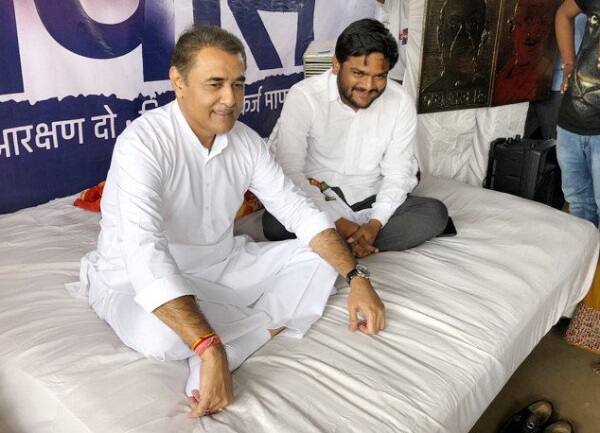 હું છેલ્લા 28 વર્ષથી સાંસદ છું અને મારી પાર્ટીનો જનરલ સેક્રેટરી છું. મારી ગાડી રોકી દેવામાં આવે છે, મારે અંદર પ્રવેશ માટે વિનંતી કરવી પડે તેનાથી વધારે શરમજનક વાત કંઈ ન હોઈ શકે. મારી તો પોલીસને સલાહ છે કે, આવું કરવાથી હાર્દિકને વધારે સમર્થન મળશે.