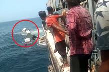 મધદરિયે સલાયાનું જહાજ ડૂબ્યું, દરિયામાં તરવા લાગી ગાડીઓ, જુઓ તસવીરો