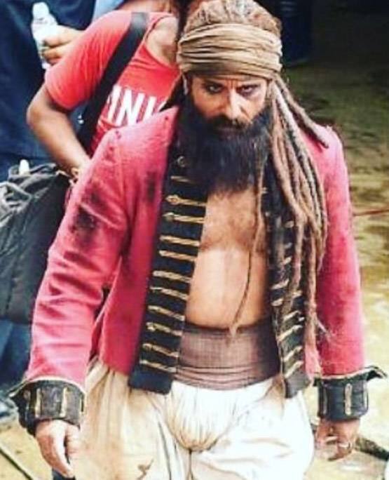 વાયરલ થયેલી તસવીરોમાં સૈફ વધેલી દાઢીમાં દેખાઇ રહ્યો છે. તેને રેડ કલરની શર્ટ અને વ્હાઇટ ધોતી પહેરી છે. સાધુ ગેટઅપને કમ્પલિટ કરવા માટે તેને માથા પર સ્કાર્ફ બાંધ્યો છે. સાધુ ગેટઅપ માટે સૈફે ટ્રેડિશનલ લૂક લીધો છે. 