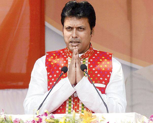 ત્રિપુરાના મુખ્યમંત્રી બન્યા બાદ બિપ્લબ દેબ તેમના નિવેદનોના કારણે સતત ચર્ચામાં રહે છે. તાજેતરમાં જ તેમણે મોબ લિંચિગની ઘટનાઓ પાછળ આંતરરાષ્ટ્રીય ષડયંત્ર ગણાવી કહ્યું હતું કે ત્રિપુરામાં હવે આ પ્રકારની ઘટનાઓ પર લગામ લાગી ગઈ છે. મહાભારત કાળમાં ઈન્ટરનેટ અને સેટેલાઇટ હોવાનો દાવો કરી તેઓ સૌથી પહેલા ચર્ચામાં આવ્યા હતા. એક કાર્યક્રમમાં તેમણે યુવાનોને નોકરીના બદલે પાનની દુકાન ખોલવાની સલાહ પણ આપી હતી.