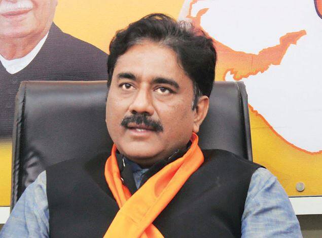 ઉલ્લેખનીય છે કે કેશુભાઈના પુત્ર પ્રવિણભાઇ પટેલનું પણ ગત વર્ષે ૮ સપ્ટેમ્બરના રોજ દુઃખદ નિધન થયેલ. કેશુભાઈના તમામ પુત્રો ઓશો સન્યાસી છે. ઓશો સત્યપ્રકાશ ધ્યાન મંદિર સાથે તેઓનો વર્ષો જૂનો અતૂટ નાતો રહેલો છે. કેશુબાપાના ૫ પુત્રો અને ૧ પુત્રી છે. જેમાં સૌથી મોટા સ્વ.જગદીશભાઈ, સ્વ.પ્રવિણભાઈ, મહેશભાઈ, ભરતભાઈ, અશોકભાઈ છે તેમજ બહેન સોનલબેન જેઓ અમદાવાદ રહે છે.