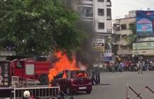 સુરતઃ વરાછાના હિરાબાગ સર્કલ પર કારમાં આગ લાગતાં બળીને થઈ ગઈ ખાક, જુઓ તસવીરો