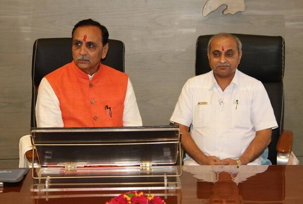 ગાંધીનગર: આજે ગુજરાતના મુખ્યમંત્રી વિજય રૂપાણીની અધ્યક્ષતામાં કેબિનેટની બેઠક મળશે. જેમાં રાજ્યમાં પડેલા વરસાદની સ્થિતિ, ખેડૂતોના પાકવિમાના પ્રશ્નો તેમજ વાવણીના પ્રશ્નો અંગે ચર્ચા કરવામાં આવે તેવી શક્યતા છે. આ બેઠકમાં ‘સ્ટેચ્યુ ઓફ યુનિટી’, વાયબ્રન્ટની તૈયારીઓ અને સરકારની વિવિધ યોજનાઓ વિશે ચર્ચા કરવામાં આવશે.