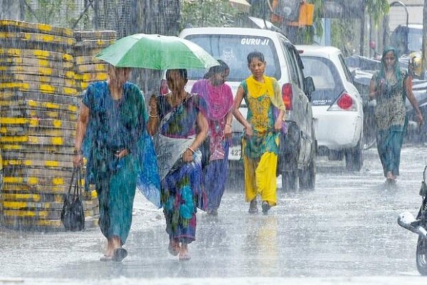 ગુજરાતમાં વિવિધ જગ્યા પર છેલ્લા 24 કલાકમાં અડધાથી 2 ઈંચ જેટલો વરસાદ વરસ્યો છે. દક્ષિણ ગુજરાત અને સૌરાષ્ટ્રના તાલુકામાં ધીમીધારે વરસાદ થઈ રહ્યો છે. વલસાડ, ડાંગ, સુરત, ભાવનગરમાં વરસાદ વરસ્યો છે.