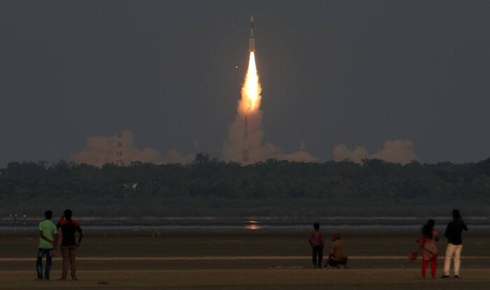 વળી, કલ્પના ચાવલા અમેરિકન સ્પેશ મિશન અંતર્ગત અંતરિક્ષમાં જવાવાળી પહેલી મહિલા હતી. વર્ષ 2003માં અમેરિકન સ્પેસ શટલ જ્યારે પૃથ્વી પર પરત ફરી રહ્યું હતું તે દરમિયાન દૂર્ઘટના ઘટી અને નાશ પામ્યુ હતું. આ દૂર્ઘટનામાં ચાવલાને પોતાની જીવ ગુમાવવો પડ્યો હતો.