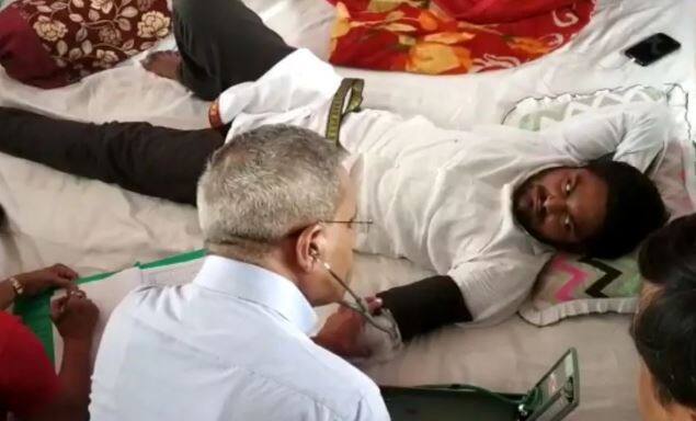 સોલા સિવિલ હોસ્પિટલના ડોક્ટર દ્વારા મંગળવારે હાર્દિકની મેડિકલ તપાસ કરવામાં આવી હતી. તપાસ બાદ ડોક્ટરે કહ્યું કે, જો હાર્દિક ફ્રૂટ કે જ્યુસ નહીં લે તો તેની કિડનીને નુકસાન થઈ શકે છે. યુરિનના સેમ્પલને આધારે ડોક્ટરે તેને હોસ્પિટલાઈઝ્ડ થવાની સલાહ આપી હતી. મેડિકલ તપાસ દરમિયાન હાર્દિકનું રેન્ડમ બ્લડ સુગર 99 આવ્યું હતું. તેને 78 પલ્સ ,120/84 બ્લડ પ્રેસર છે, જ્યારે વજન 74.6 કિગ્રા હતા. યુરિન ટેસ્ટ પણ કરવામાં આવ્યો હતો. તેને લિક્વિડ વધારે લેવાની સલાહ આપવામાં આવી હતી.