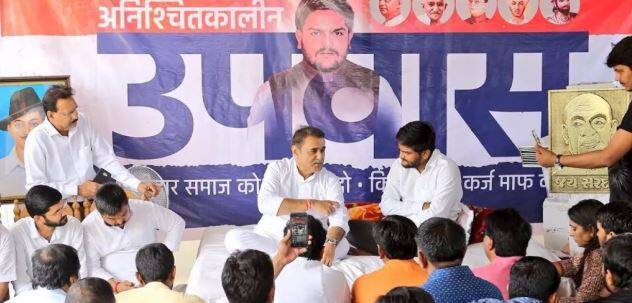 હાર્દિકના ઉપવાસના સમર્થનમાં ચોથા દિવસે એનસીપીના પ્રફૂલ પટેલ તેના નિવાસ સ્થાને પહોંચ્યા હતાં. તેમણે સરકારને આડેહાથ લઈ જણાવ્યું હતું કે, 2017ની ચૂંટણીમાં ગોળી સરકારના કાન પાસેથી નીકળી ગઈ છતાં સમજી નથી. હાર્દિક પટેલની માંગણી મુદ્દે સરકારે વાતચીત કરવી જોઈએ.