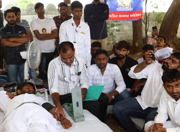 અમદાવાદ: પાટીદાર અનામત આંદોલન સમિતી (પાસ)ના કન્વિનર હાર્દિક પટેલના આમરણાંત ઉપવાસનો આજે પાંચમો દિવસ છે ત્યારે ડોક્ટરે તેને વધારે પ્રમાણમાં પ્રવાહી ખોરાક લેવાની સલાહ આપી છે. મંગળવારે સાંજે સોલા સિવિલ હોસ્પિટલના ડોક્ટર પી કે સોલંકીએ હાર્દિકનું રૂટિન ચેકઅપ કર્યુ હતું. ચાર દિવસમાં તેના વજમાં એક કિલોનો ઘટાડો થયો છે.